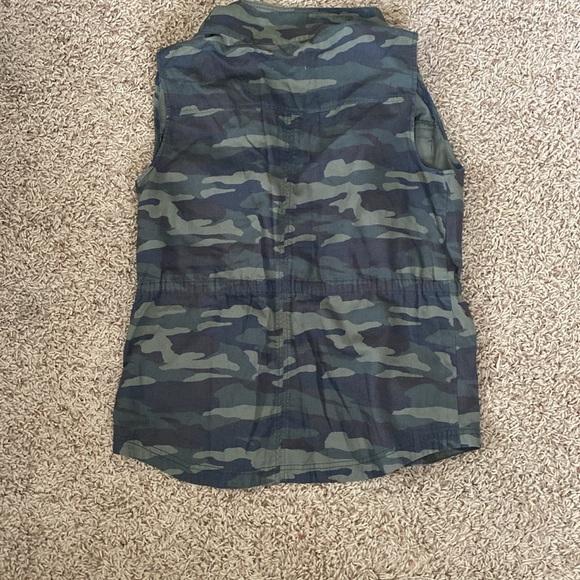 Adorable army print Caslon vest size medium - Picture 4 of 4